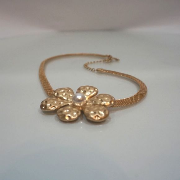 Unlisted Jewelry - Flower necklace